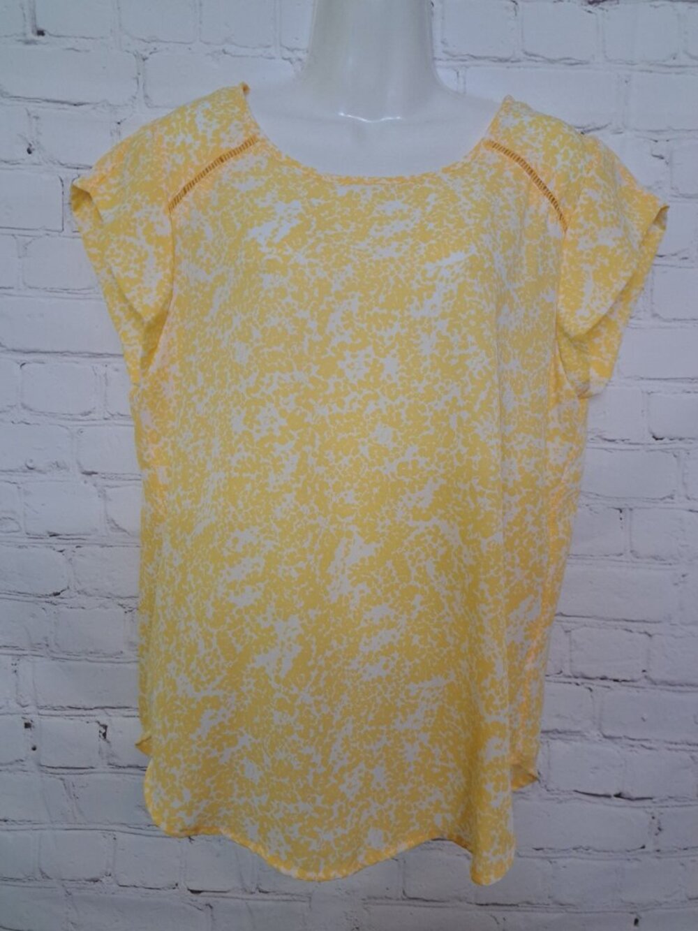 Lily White Abstract Dot Print Casual Top Size Small
